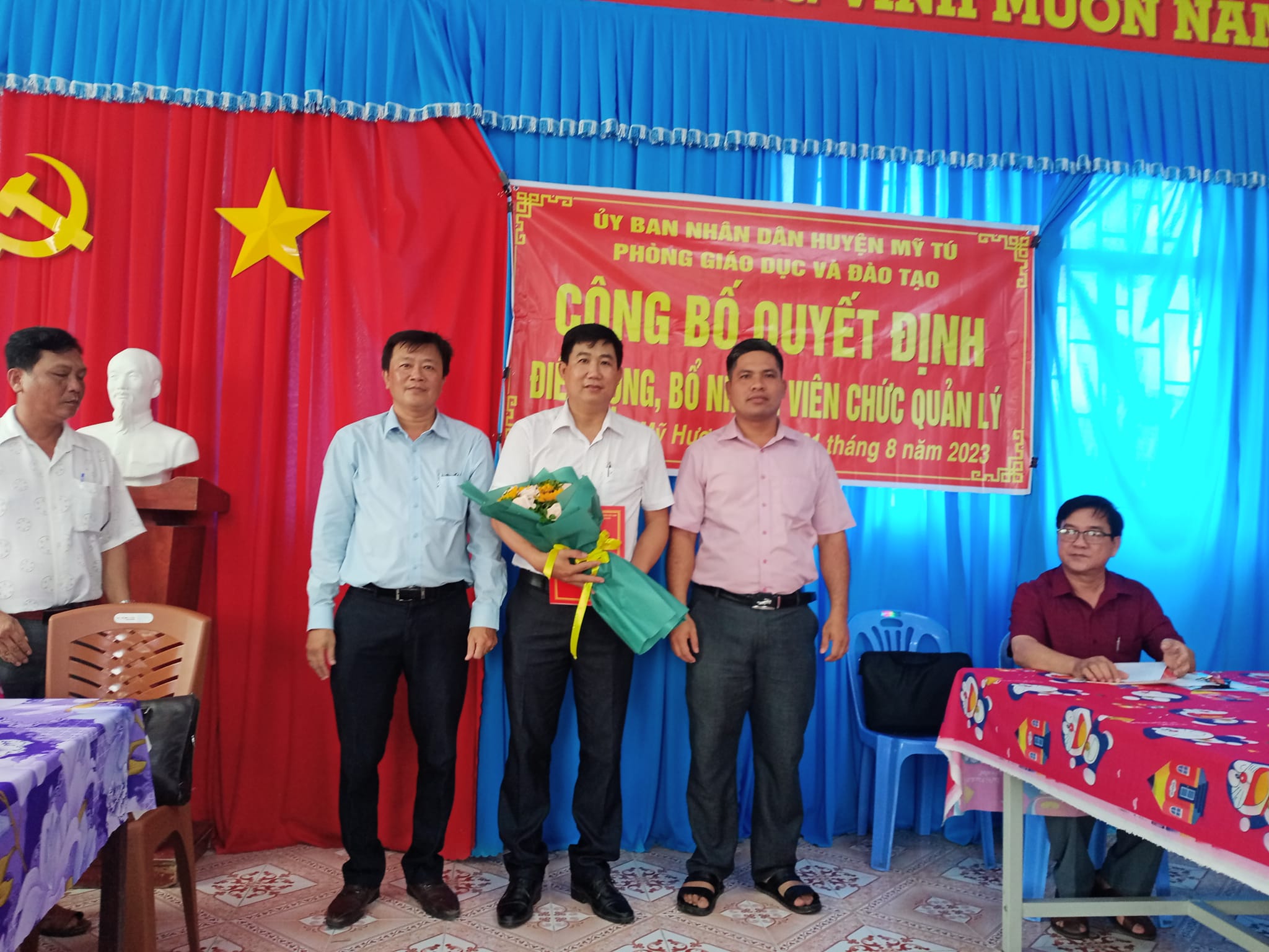 CÔNG BỐ QUYẾT ĐỊNH - ĐIỀU ĐỘNG, BỔ NHIỆM VIÊN CHỨC QUẢN LÝ TRƯỜNG TIỂU HỌC MỸ HƯƠNG A